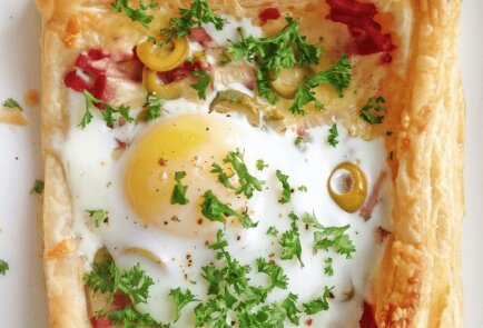 Слойка с ветчиной, сыром и глазуньей, рецепт с фото пошагово