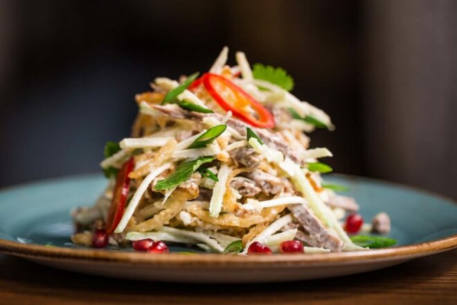 Салат из зеленой редьки с мясом и болгарским перцем, рецепт с фото