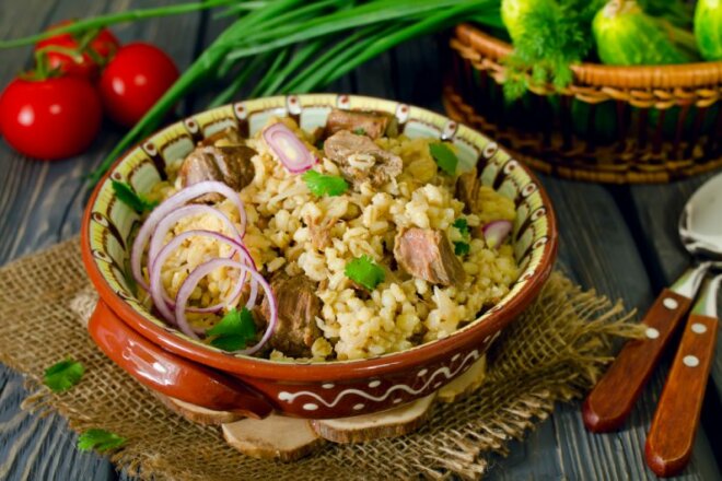 Сытная перловка с тушенкой и чесноком, рецепт с фото и видео