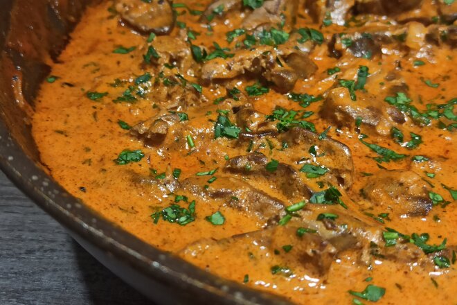 Куриная печень по-строгановски под сметанным соусом Куриная печень по-строгановски под сметанным соусом, рецепт с фото и видео
