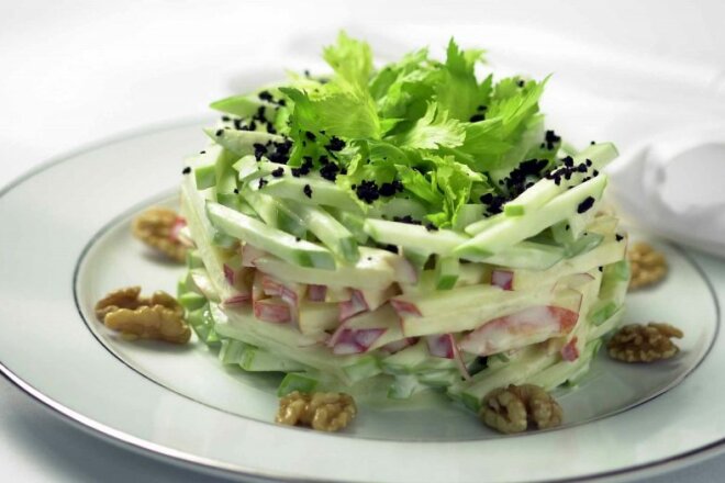 Салат из редьки с яблоками и черносливом, рецепт с фото