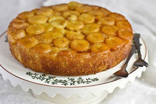 Шарлотка с бананами и орехами, рецепт с фото