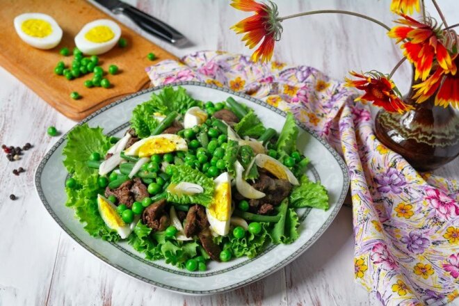 Салат с куриной печенью, горошком и фасолью, рецепт с фото