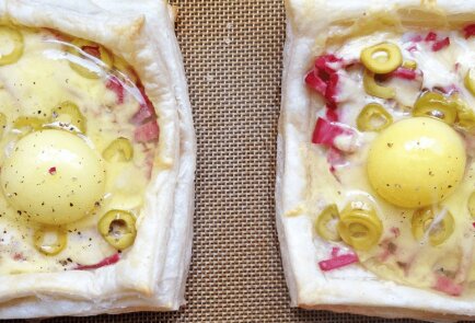 Слойка с ветчиной, сыром и глазуньей, рецепт с фото пошагово