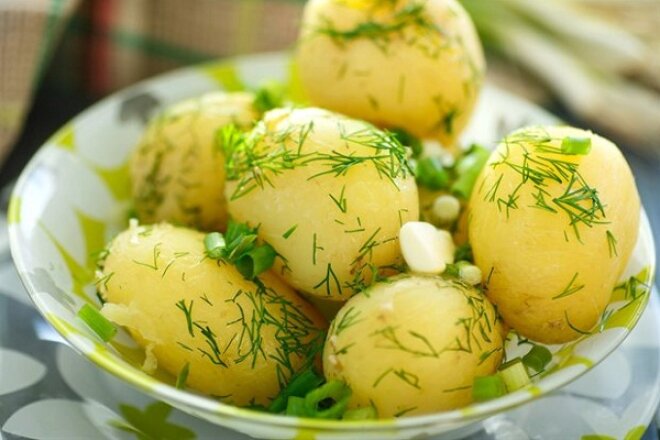 Молодой картофель в масле с чесноком и зеленью, рецепт с фото