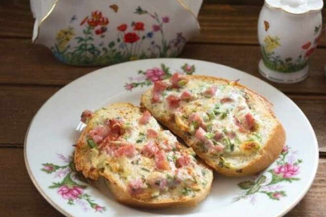Гренки с ветчиной, сосисками и колбасками, рецепт с фото