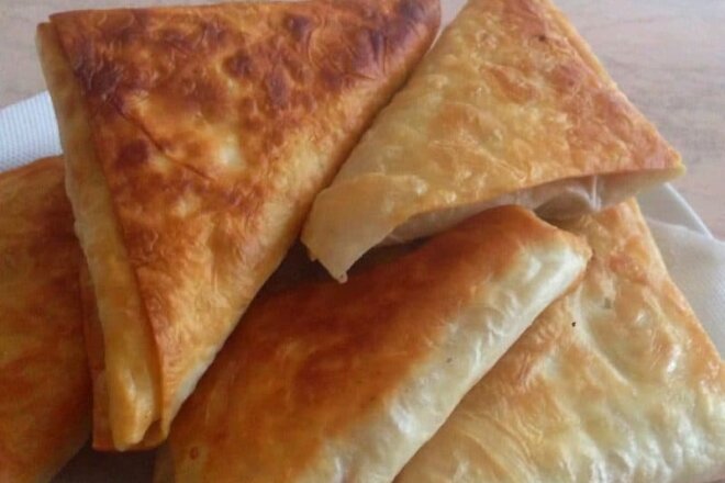 Быстрые пирожки из лаваша с сыром, ветчиной и зеленью, рецепт с фото