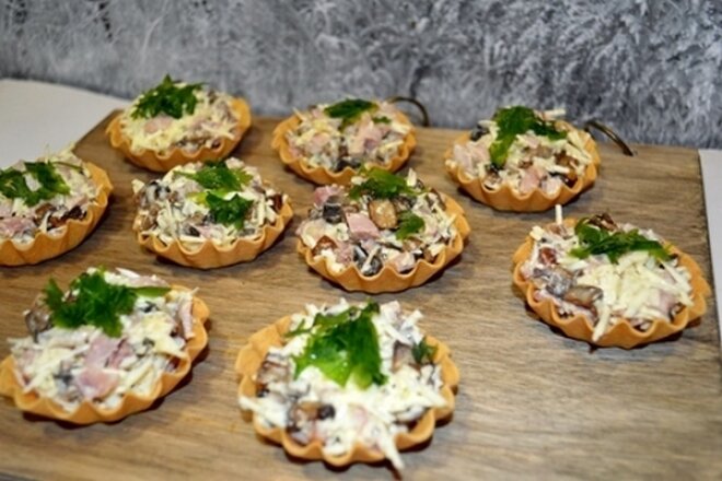 Тарталетки с копченой курицей и шампиньонами, рецепт с фото