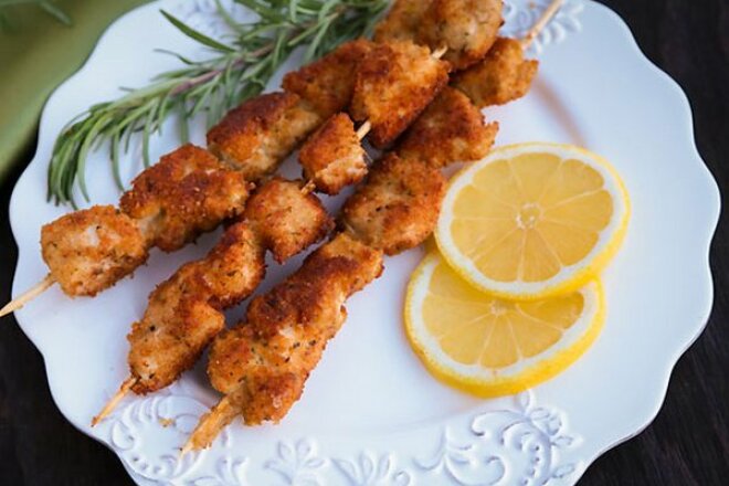Панированные шашлычки из курицы на сковороде, рецепт с фото