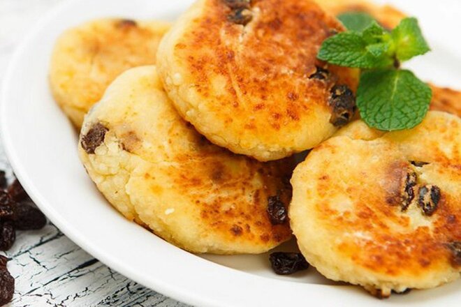 Сырники с изюмом на сметане в формочках, рецепт с фото