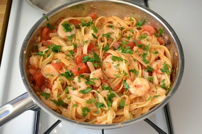 Паста с креветками и консервированными помидорами, рецепт с фото