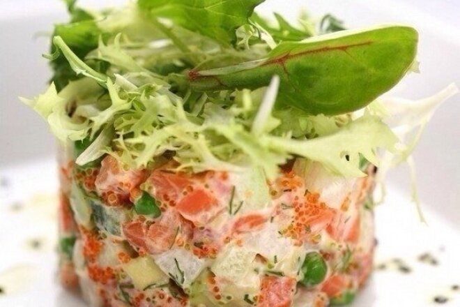 Оливье с семгой, огурцом и икрой, рецепт с фото