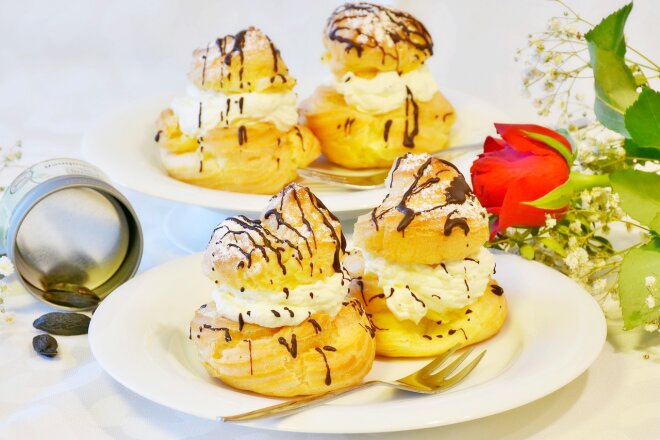 Профитроли с банановым кремом и шоколадным соусом, рецепт с фото