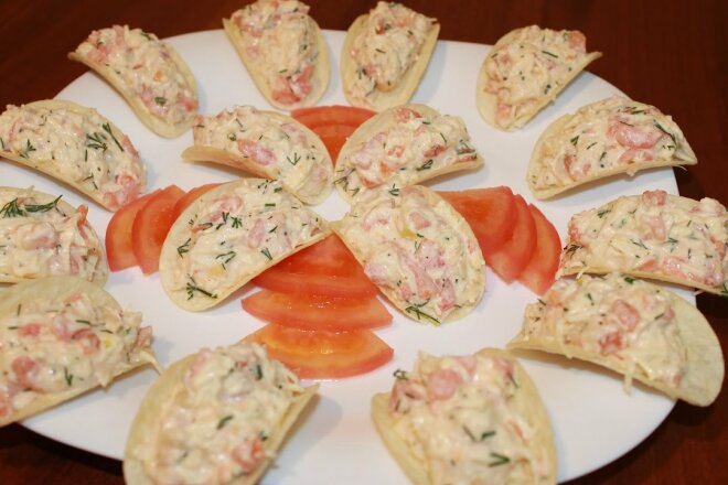 Закуска с помидорами и сыром на чипсах, рецепт с фото и видео