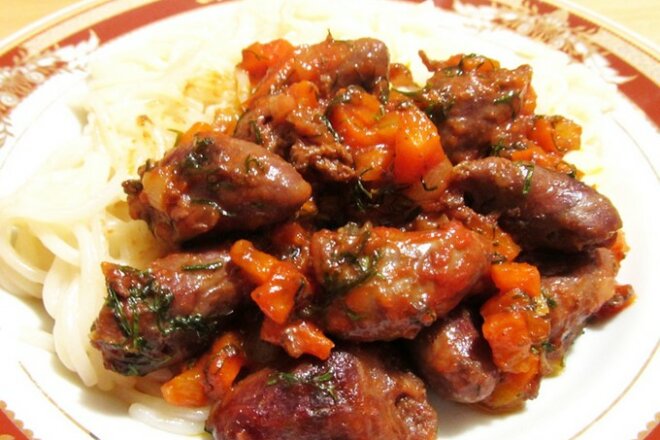 Куриные сердечки в томатном соусе с чесноком, рецепт с фото