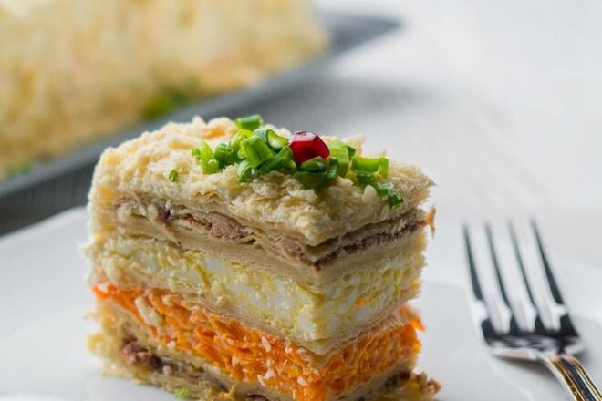 Закусочный &laquo;Наполеон&raquo; с рыбными консервами и сыром, рецепт с фото