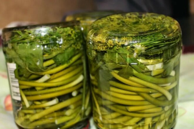 Маринованные стрелки чеснока с укропом и петрушкой, рецепт с фото и видео