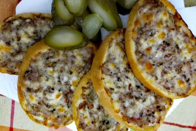 Горячие бутерброды с фаршем и чесноком, рецепт с фото