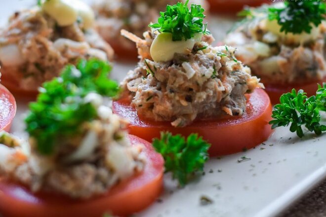 Рыбная закуска с яблоком на помидорах, рецепт с фото пошагово